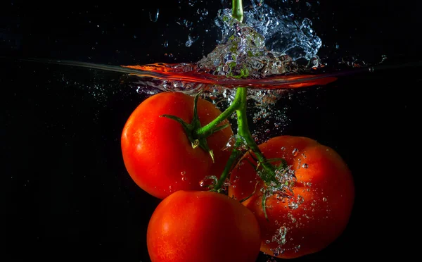 Fresh Red Tomato Falling Water Water Splash Air Bubbles Isolated — Stock Photo, Image