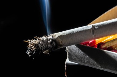 Sigara içmek balkon arka planında izole edilmiş. Sigara içilmiyor.