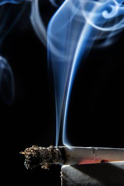 Sigara içmek balkon arka planında izole edilmiş. Sigara içilmiyor.