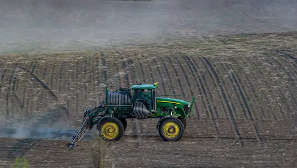 Çekici sprey gübre yeşil alana böcek ilacı püskürtüyor, tarım geçmişi kavramı.