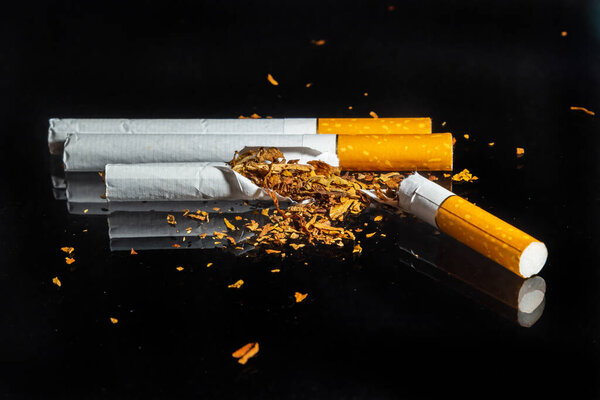 Всемирный день без табака, сломанная сигарета на черном фоне. Не курить
.
