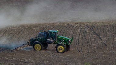 Traktör baharda sebze tarlasına böcek ilacı püskürtüyor..