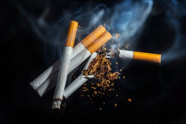 Sigara içmek balkon arka planında izole edilmiş. Sigara içilmiyor.