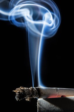 Sigara içmek balkon arka planında izole edilmiş. Sigara içilmiyor.