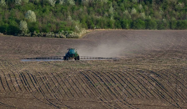 Tractor Spray Kunstmest Spuiten Pesticiden Groen Veld Landbouw Achtergrond Concept — Stockfoto