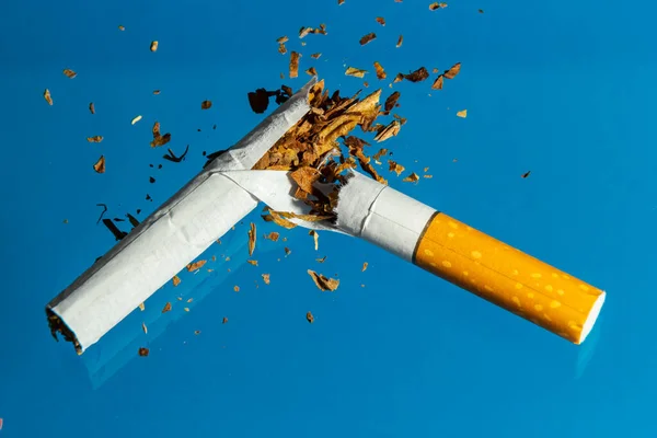 蓝色背景的香烟坏了 戒烟概念摄影 — 图库照片