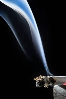 Sigara içmek balkon arka planında izole edilmiş. Sigara içilmiyor.