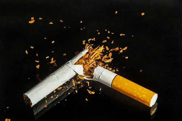 Světový Den Bez Tabáku Zlomené Cigarety Izolované Černém Pozadí Neexistuje — Stock fotografie