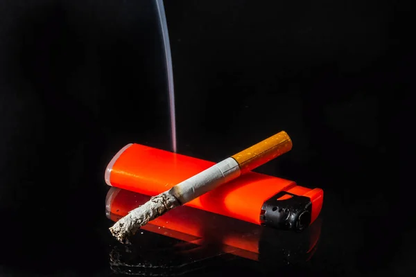 香烟吸烟特写孤立在巴拉克的背景 禁止吸烟的概念 — 图库照片