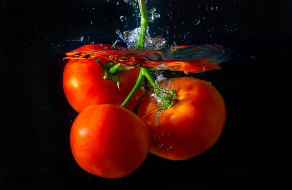 Fresh Red Tomato Falling Water Water Splash Air Bubbles Isolated — Stock Photo, Image