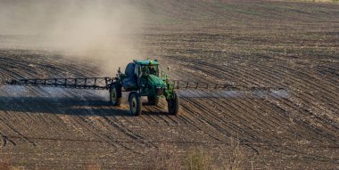 Çekici sprey gübre yeşil alana böcek ilacı püskürtüyor, tarım geçmişi kavramı.