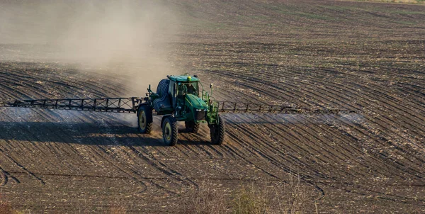 Traktorin Spray Lannoite Ruiskuttamalla Torjunta Vihreä Kenttä Maatalouden Tausta Käsite — kuvapankkivalokuva
