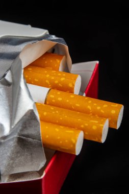 Sigara paketini kapatmak kanser olmak için bağımlılık yapıcıdır. Dünya Sigara Yasak Günü 'nde sigara azaltma kampanyası.