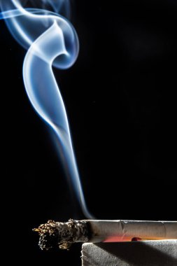 Sigara içmek balkon arka planında izole edilmiş. Sigara içilmiyor.