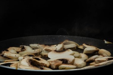 Yıkanmış ve doğranmış mantarlar, tarıma ve aşçılığa yakın çekim.