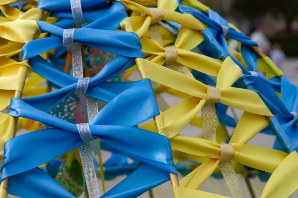 Żółto Niebieski Kolory Ukraińskiej Flagi Narodowej Tasiemka Tkaninowa Spleciona Ramie — Zdjęcie stockowe