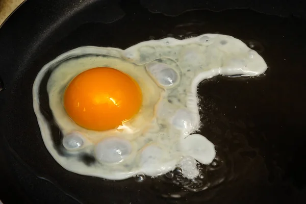 朝の朝食のために卵を作る過程は — ストック写真