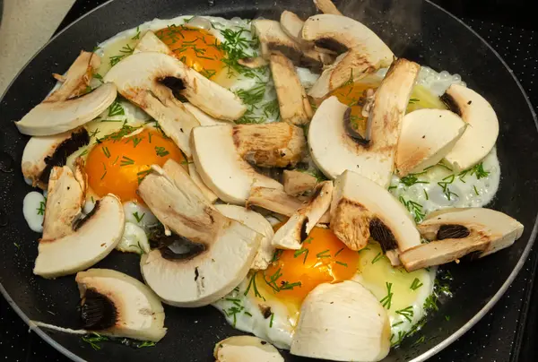 フライパンでキノコと卵を揚げ 朝食を調理するプロセス 閉じろ — ストック写真