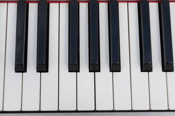 ピアノキーのクローズアップ 正面図上から見た黒と白のピアノキー — ストック写真