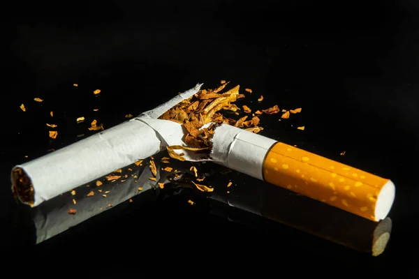 Wereld Niet Rokersdag Gebroken Sigaret Geïsoleerd Zwarte Achtergrond Geen Rookvrije — Stockfoto