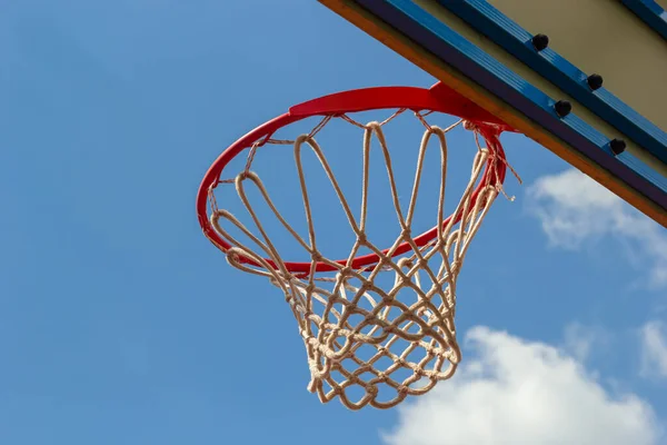 Фото Баскетбольного Кольца Стекла Голубого Неба Баскетбольная Корзина — стоковое фото