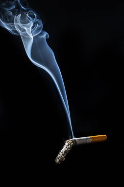 Sigara içmek balkon arka planında izole edilmiş. Sigara içilmiyor.