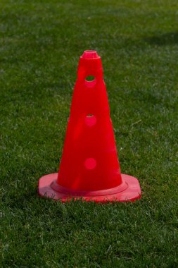 Plastik fiş ve koni futbol eğitimi için. Bir futbol sahası üzerinde bir yapay çim üzerindeki işaretleri ile spor Bahçesi.