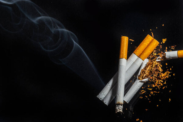 Курение сигарет крупным планом выделено на фоне бальзама. Не курить.