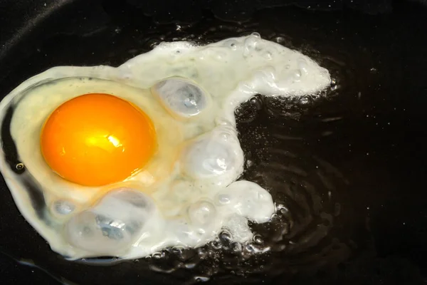 朝の朝食のために卵を作る過程は — ストック写真