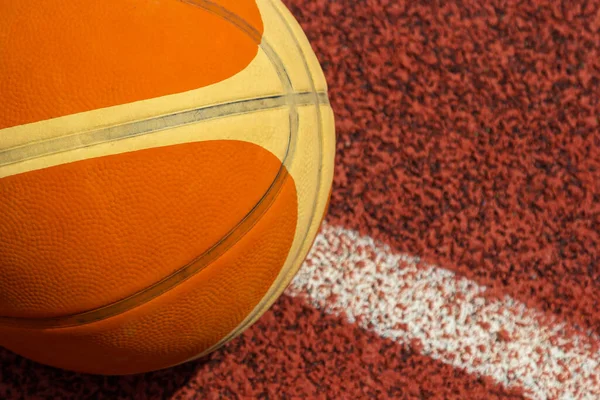 Turuncu top spor sahasında yatıyor. Kırmızı kort açık havada. Anlaşıldı..