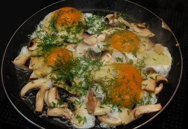 Tavada kızarmış mantar ve yumurta. Kahvaltı hazırlama süreci. Kapat..