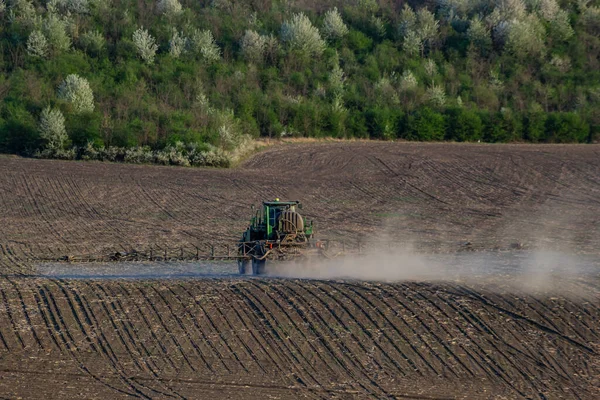 Tractor Pulverización Pesticidas Campo Vegetal Con Pulverizador Primavera — Foto de Stock