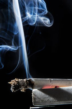 Sigara içmek balkon arka planında izole edilmiş. Sigara içilmiyor.