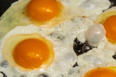 Sabah kahvaltısı için yumurta hazırlama süreci.