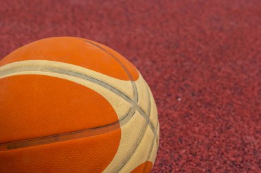 Turuncu top spor sahasında yatıyor. Kırmızı kort açık havada. Anlaşıldı..