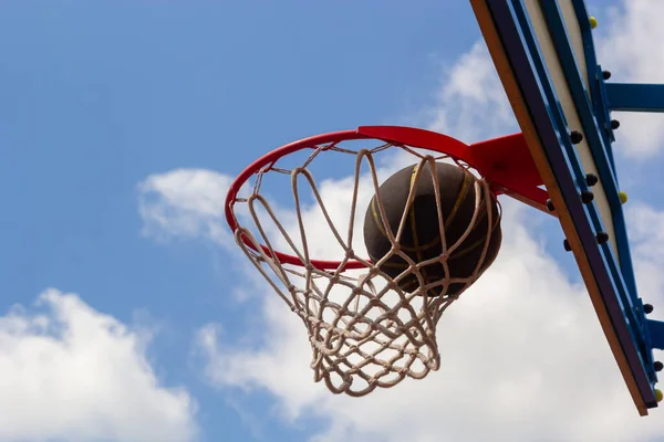 Ein Basketball Netz Der Fliegenball Ist Ring Ein Sportspiel Konzeptionell — Stockfoto