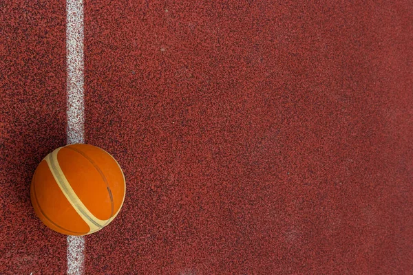 Оранжевый Мяч Баскетбола Лежащий Спортивной Площадке — стоковое фото