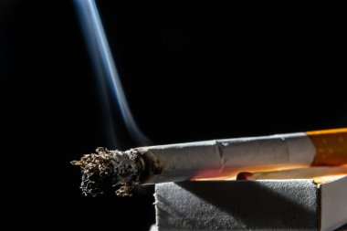 Sigara içmek balkon arka planında izole edilmiş. Sigara içilmiyor.