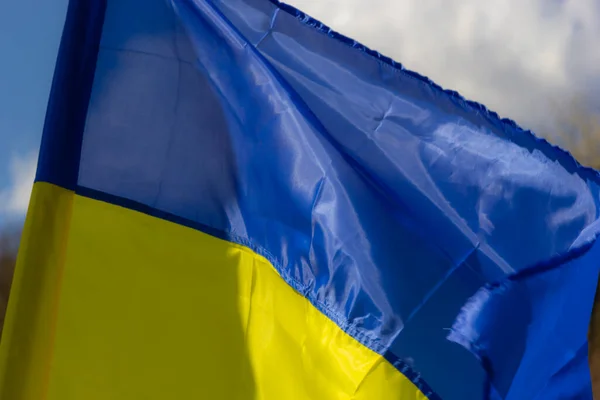 Ukraińska Flaga Wietrze Tle Błękitnego Nieba Duża Narodowa Żółta Flaga — Zdjęcie stockowe