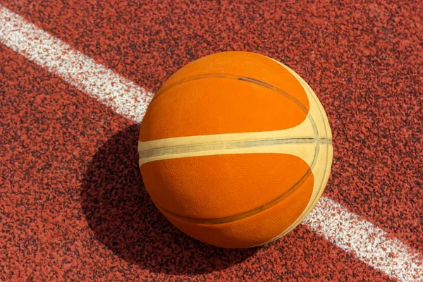 Orangefarbener Ball Für Basketball Der Auf Dem Sportplatz Liegt Sport — Stockfoto