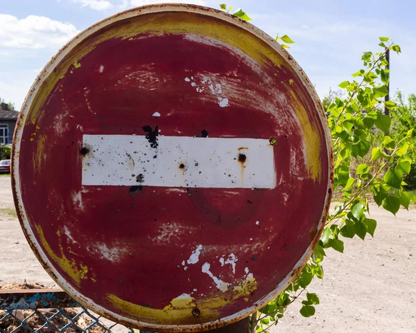 Yıpranmış Çizilmiş Kirli Kırmızı Beyaz Yuvarlak Çamurlu Yol Işaretli Giriş — Stok fotoğraf