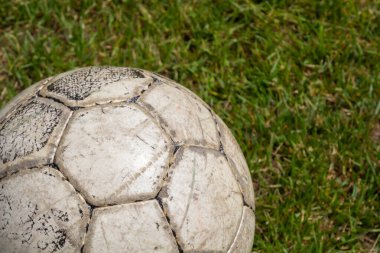 Futbol sahasının yeşil çimlerinde fotokopi alanı olan futbol topu.