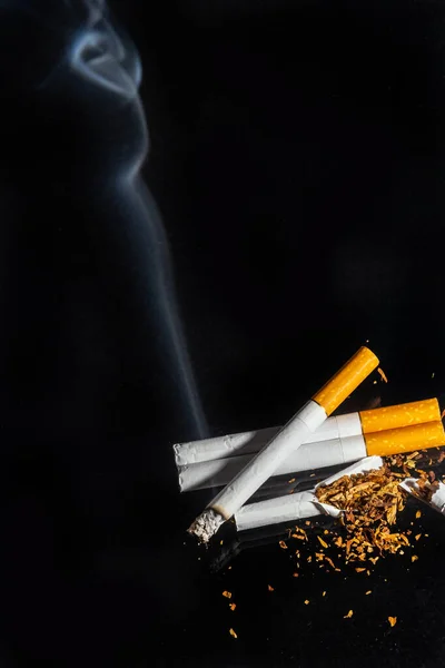 香烟吸烟特写孤立在巴拉克的背景 禁止吸烟的概念 — 图库照片