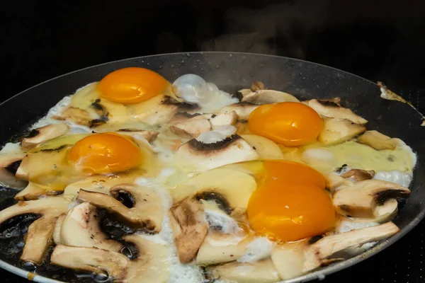 フライパンでキノコと卵を揚げ 朝食を調理するプロセス 閉じろ — ストック写真