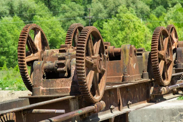废弃大坝上的旧机械金属齿轮机构 — 图库照片