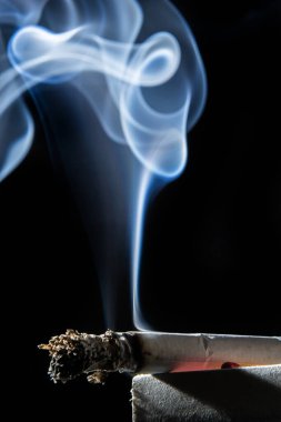 Sigara içmek balkon arka planında izole edilmiş. Sigara içilmiyor.