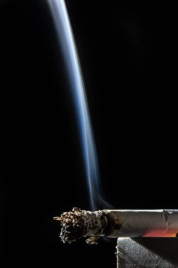 Sigara içmek balkon arka planında izole edilmiş. Sigara içilmiyor.