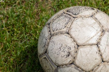 Futbol sahasının yeşil çimlerinde fotokopi alanı olan futbol topu.