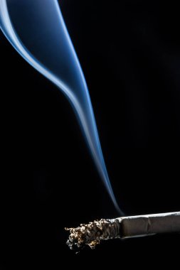 Sigara içmek balkon arka planında izole edilmiş. Sigara içilmiyor.