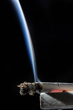 Sigara içmek balkon arka planında izole edilmiş. Sigara içilmiyor.